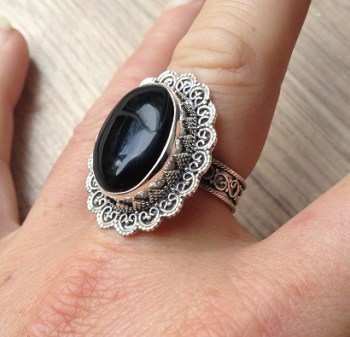 Zilveren ring met Onyx en bewerkte kop en band maat 18.5 mm